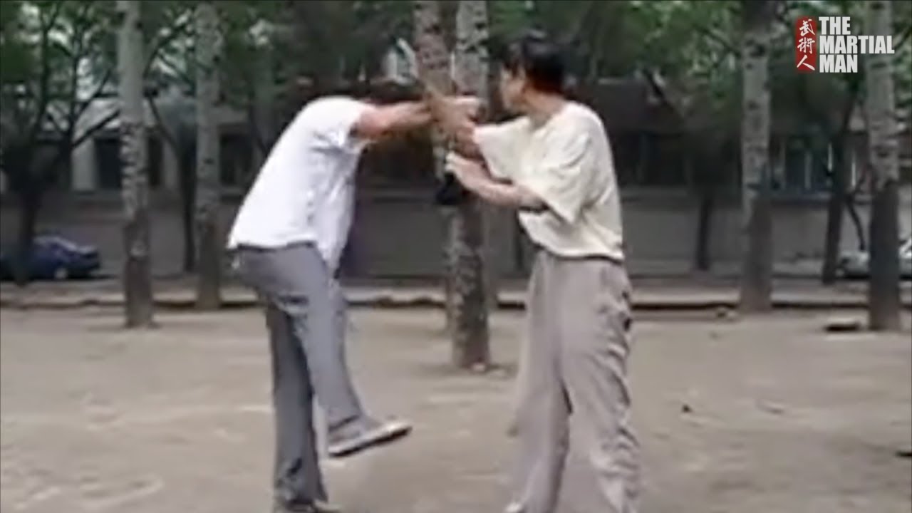 Руки-толкатели тайцзи, изначально называвшиеся «Скручивающими руками» — мастер Хуай Сян Ван