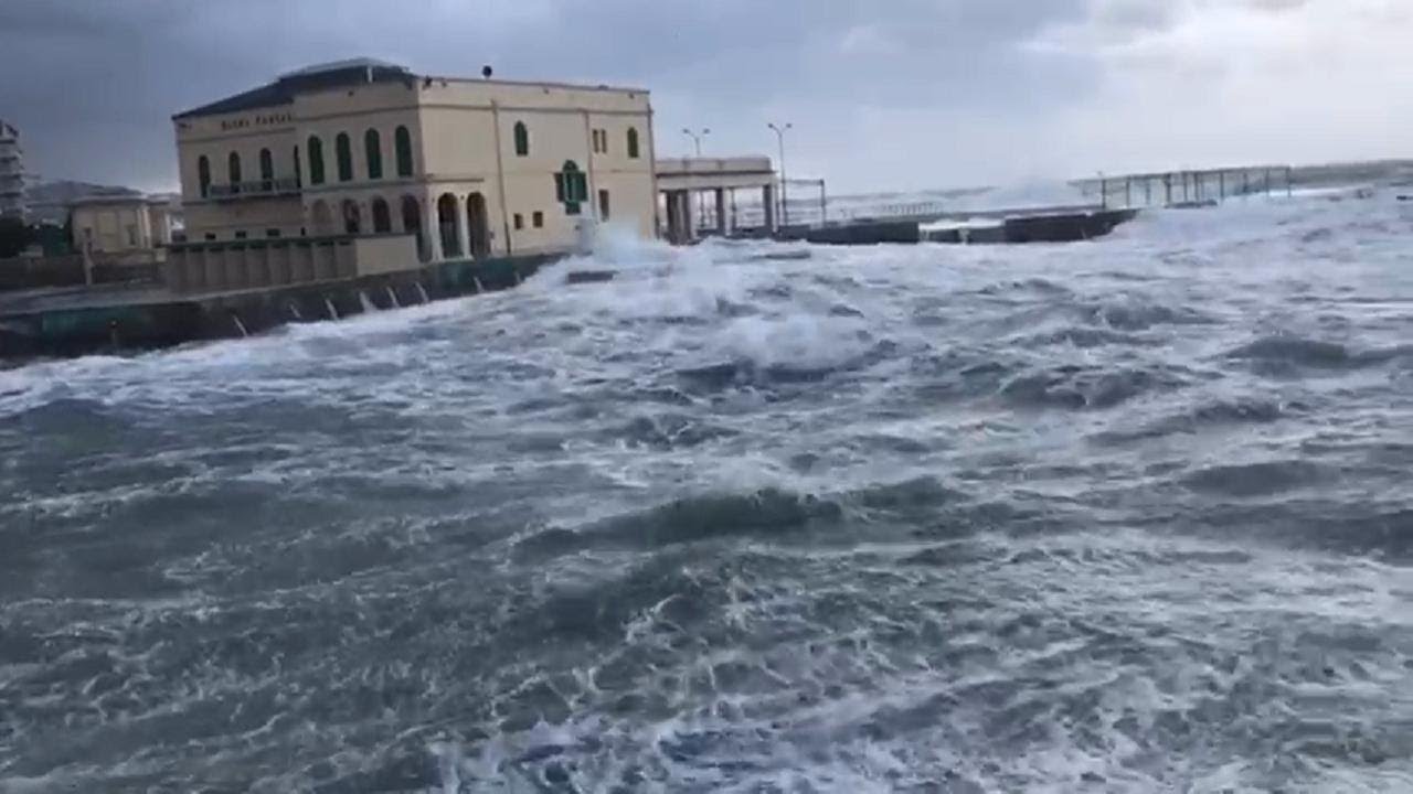 Mareggiata a Livorno, &egrave; allerta arancione