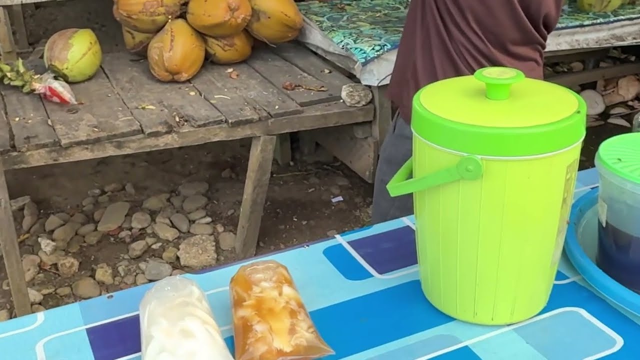 Tiap sore beli es kelapa muda tempat Pak Mutadi penjual es kelapa muda langganan ku buat buka puasa