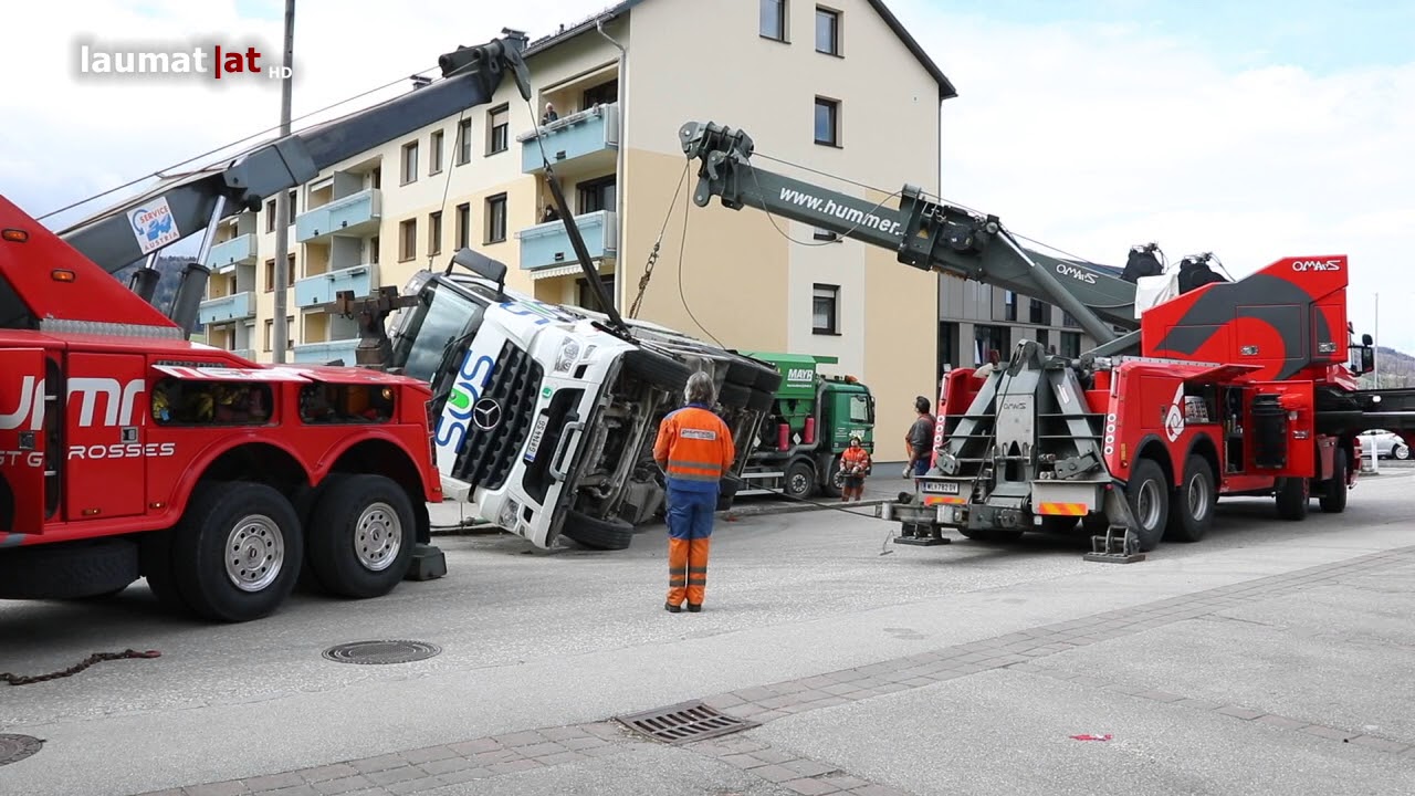 Schwierige Bergung eines umgestürzten Kanalreinigungsfahrzeuges in Kirchdorf an der Krems
