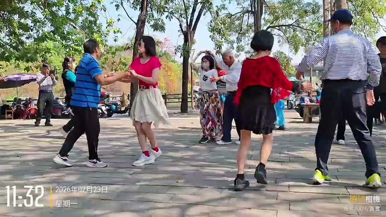 金獅湖廣場總幹事劉先生唱歌跳舞