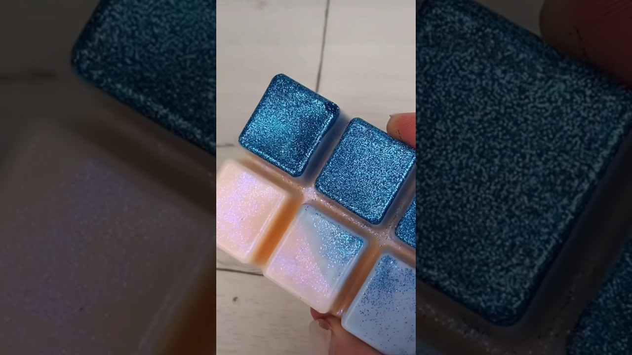 Wait for it&hellip;✨✨#glitterwaxmelt #cosyowlsupplies #waxmeltaddict #homefragrance #glitter #wax
