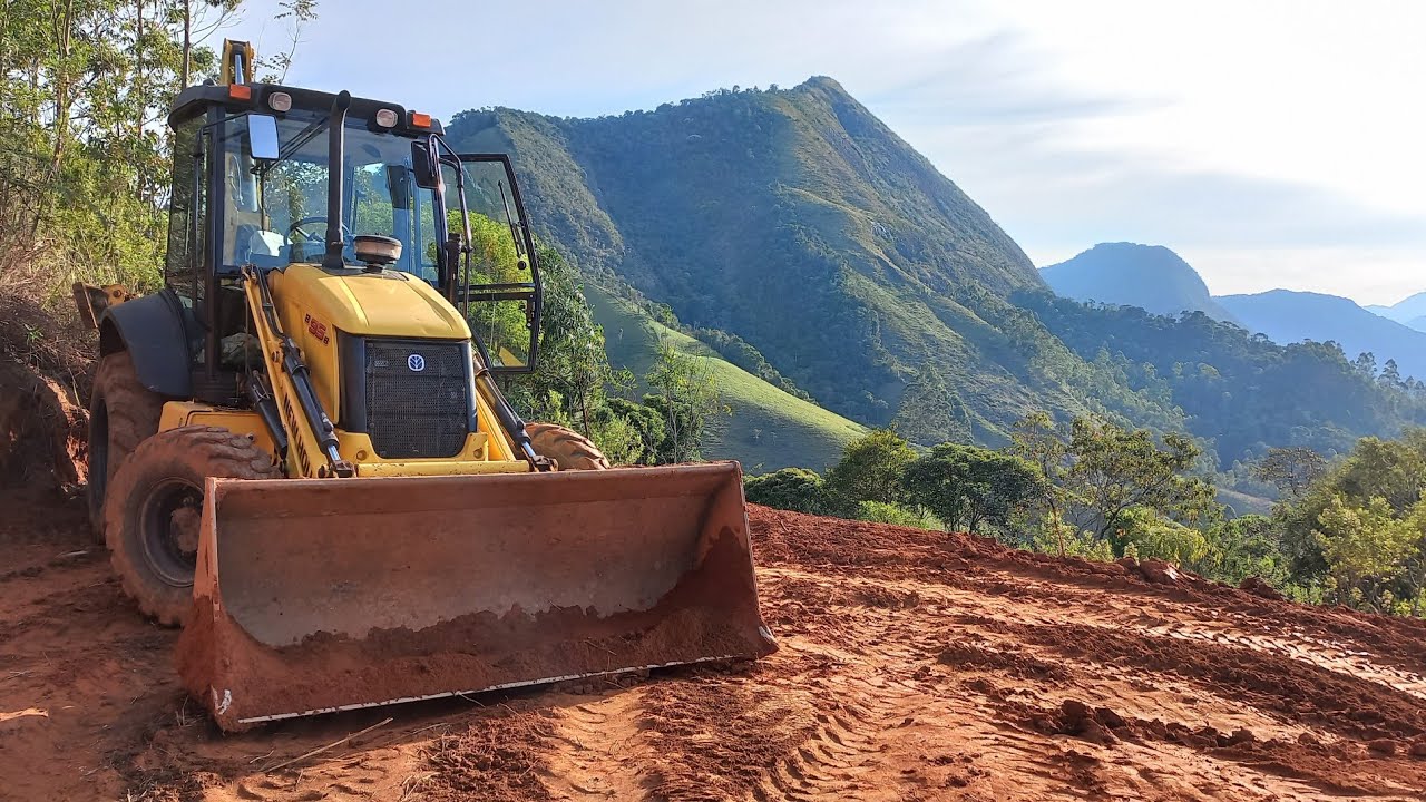 ABERTURA DE ESTRADA E PLATÔ COM A RETROESCAVADEIRA NEW HOLLAND B95B. #newhollandtractor #extremo