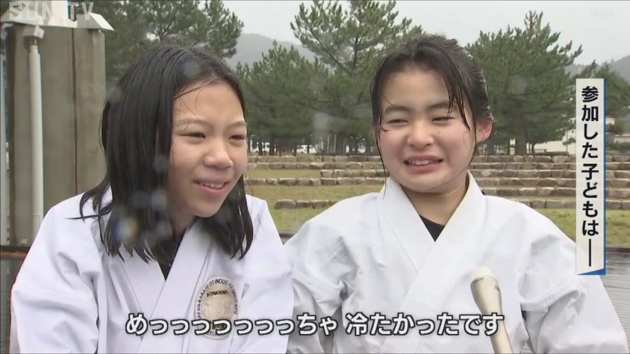 寒さに負けず心身鍛錬　香美町香住区の海岸で子どもたちが空手の寒稽古