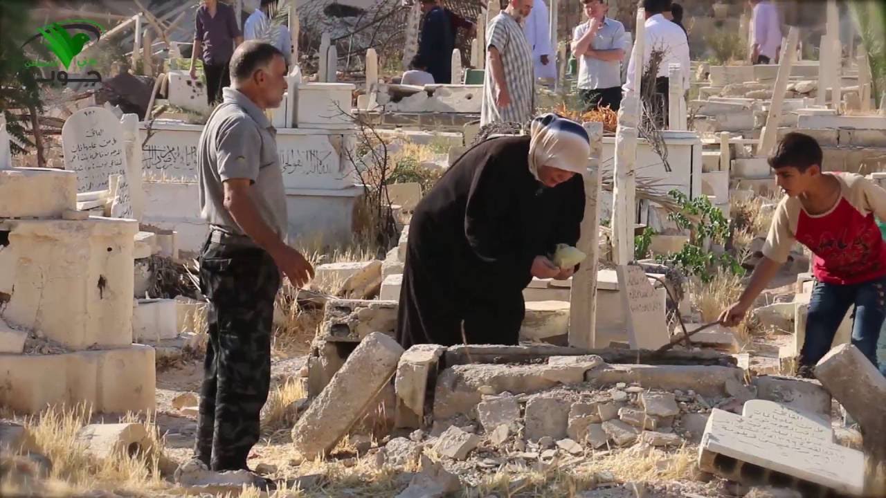 دمشق جوبر : أهالي حي جوبر خلال زيارة لمقبرة جوبر   في عيد الأضحى