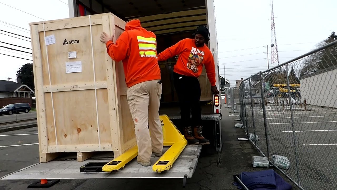 26’ Box Truck | Driver Unload Using The Lift Gate | Life Journeys