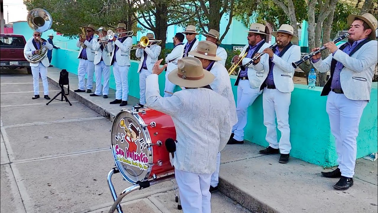 LLEGO LA BANDA TOCANDO AL RANCHO