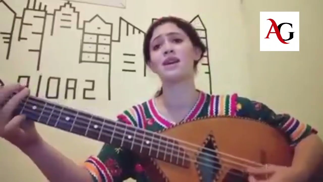 La jeune Sadia Hamidi interprète majestueusement une chanson de Lounes Matoub