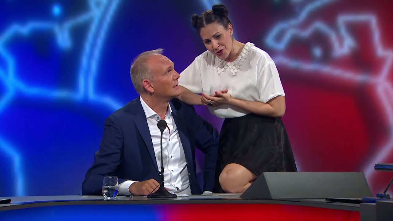 Nour El Refai som hipsterservit&ouml;r - klockrent! - Parlamentet (TV4)