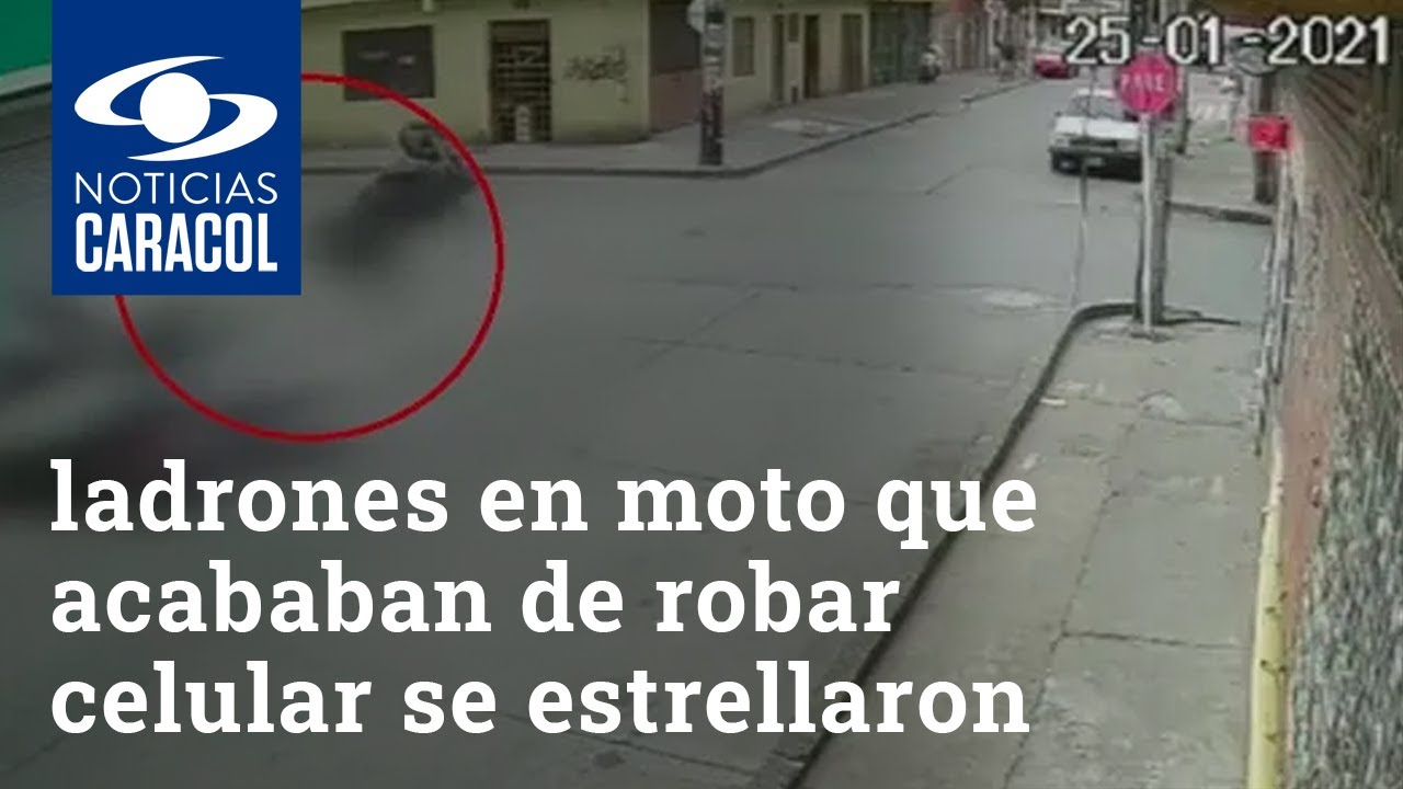 Ladrones en moto que acababan de robar celular se estrellaron violentamente