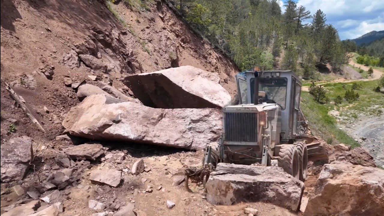  Champion Grayder ile Taşlı Arazi Temizliği 🚜__Clearing a Rocky Land with Champion Grader 🚜