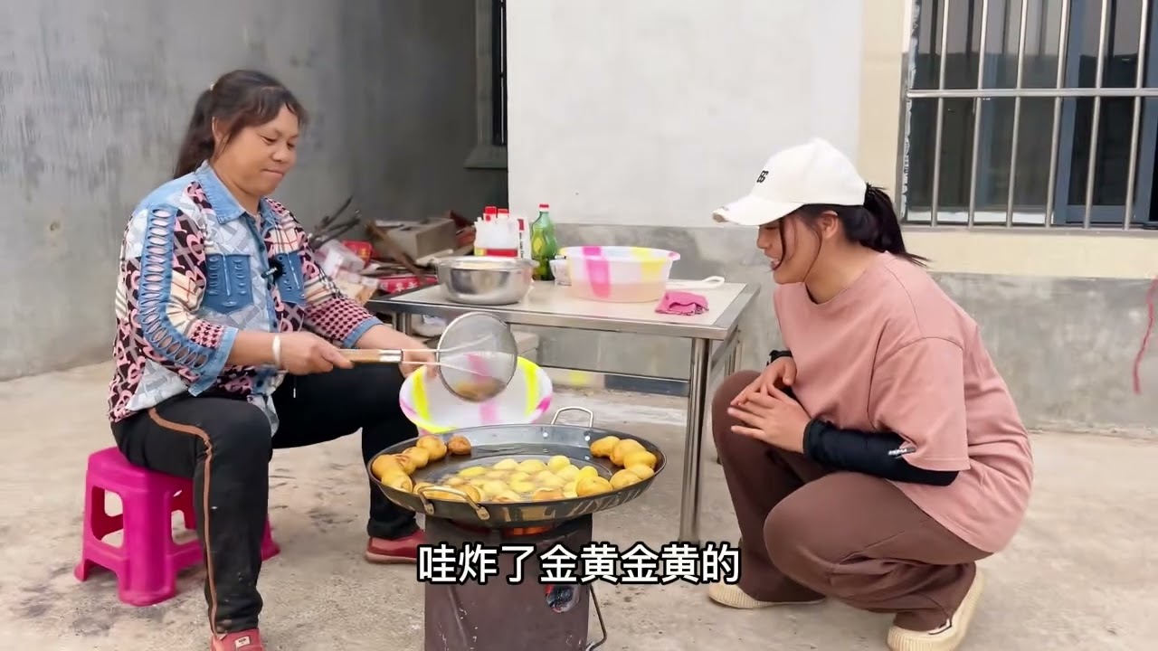 妈妈做了我们喜欢吃的油炸小洋芋，味道嘎嘎香#抖音记录农村生活 #农村生活 #新洋芋 #五一 @DOU+上热门🔥