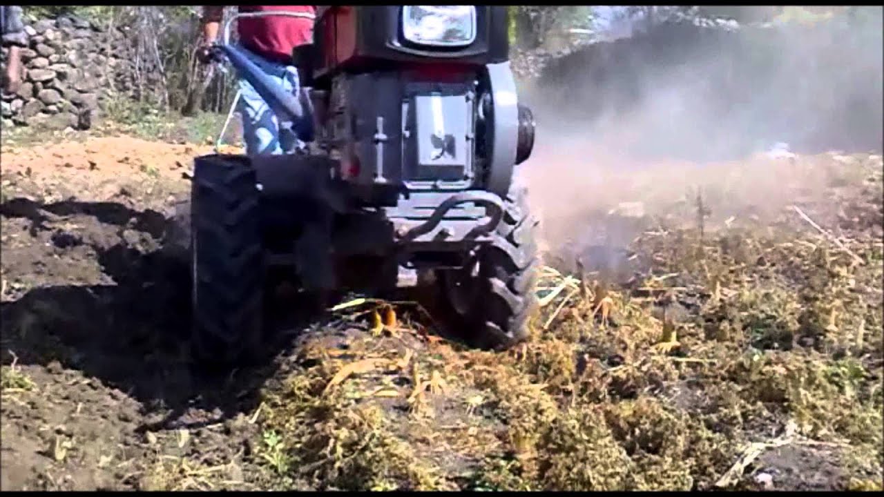 Motocultor con motor a Diesel de 18 Hp de potencia.