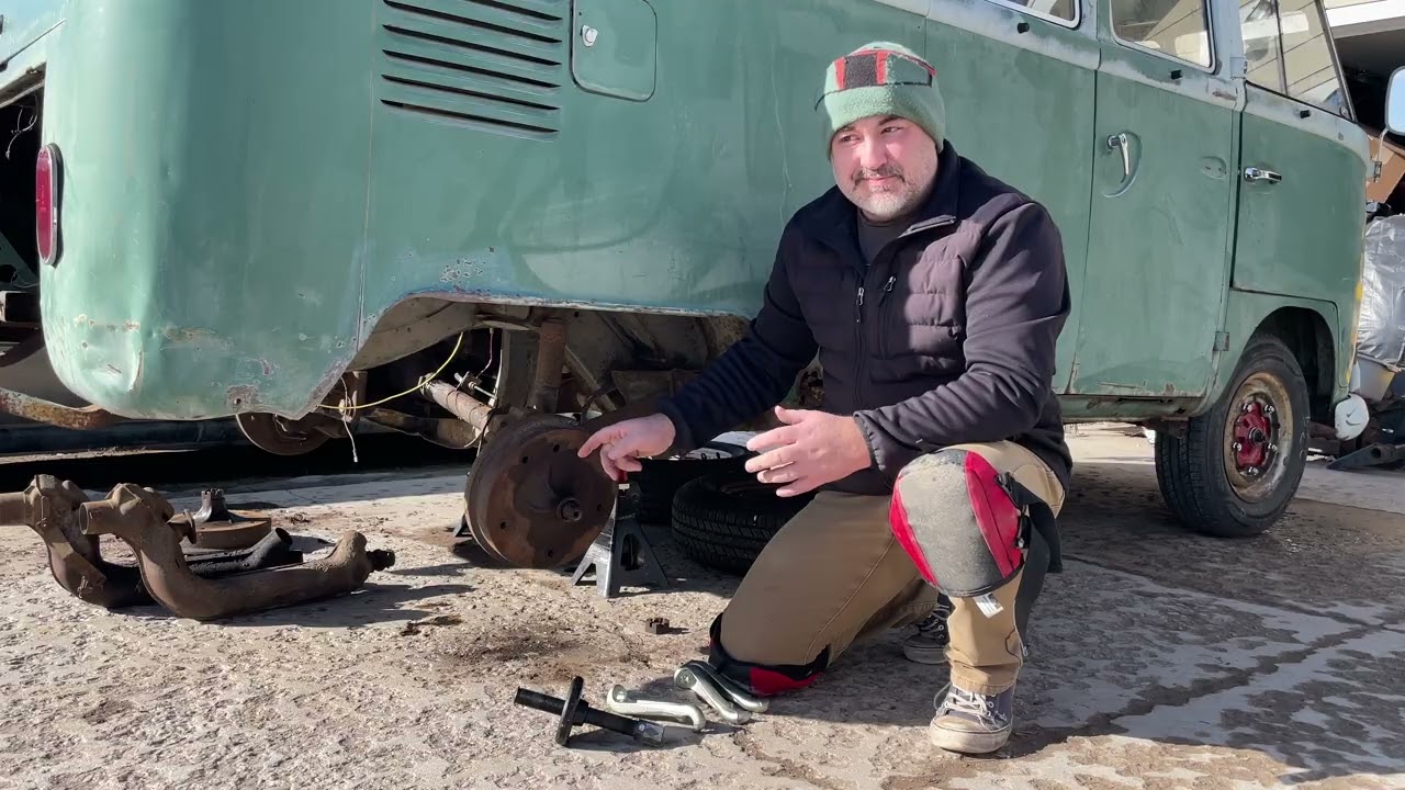 1965 VW Bus rear brake hub stuck! How to remove the hub? #vwlife #vwbus #johnhasabus