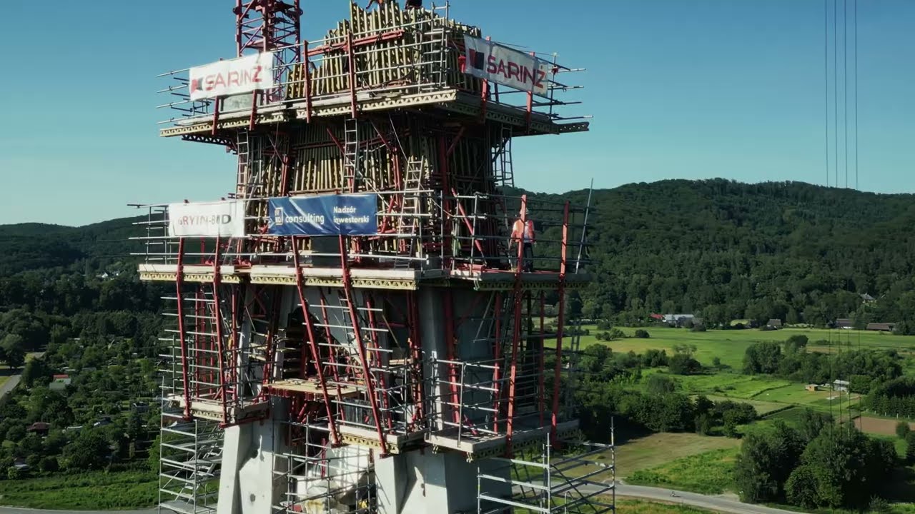 Sarinż na wysokości – wiecha na gotowym pylonie w Sanoku