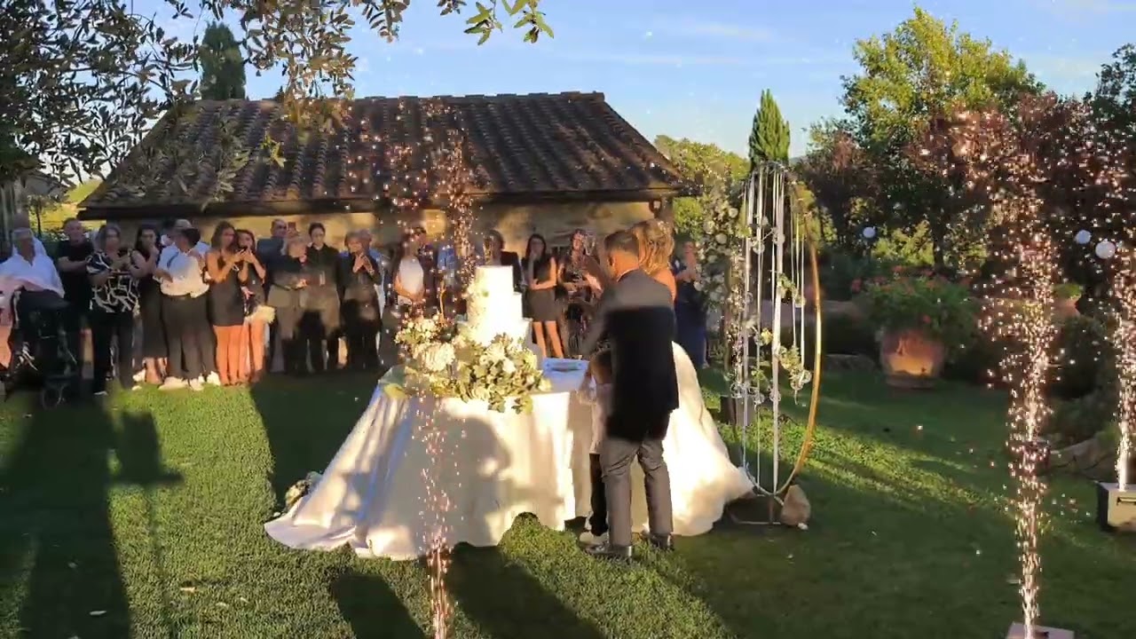 Fontane fredde luminose sparkular con luce del sole e vento durante un matrimonio