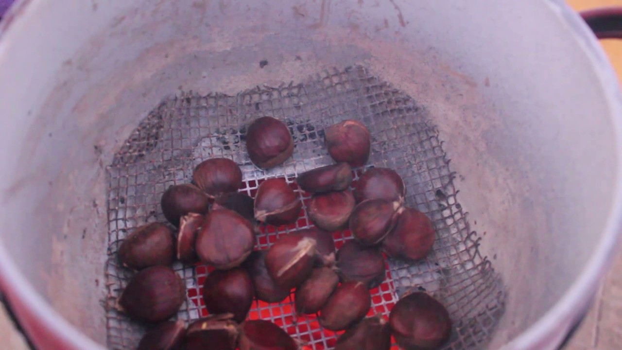 El castañero nos enseña cómo prepara las castañas asadas