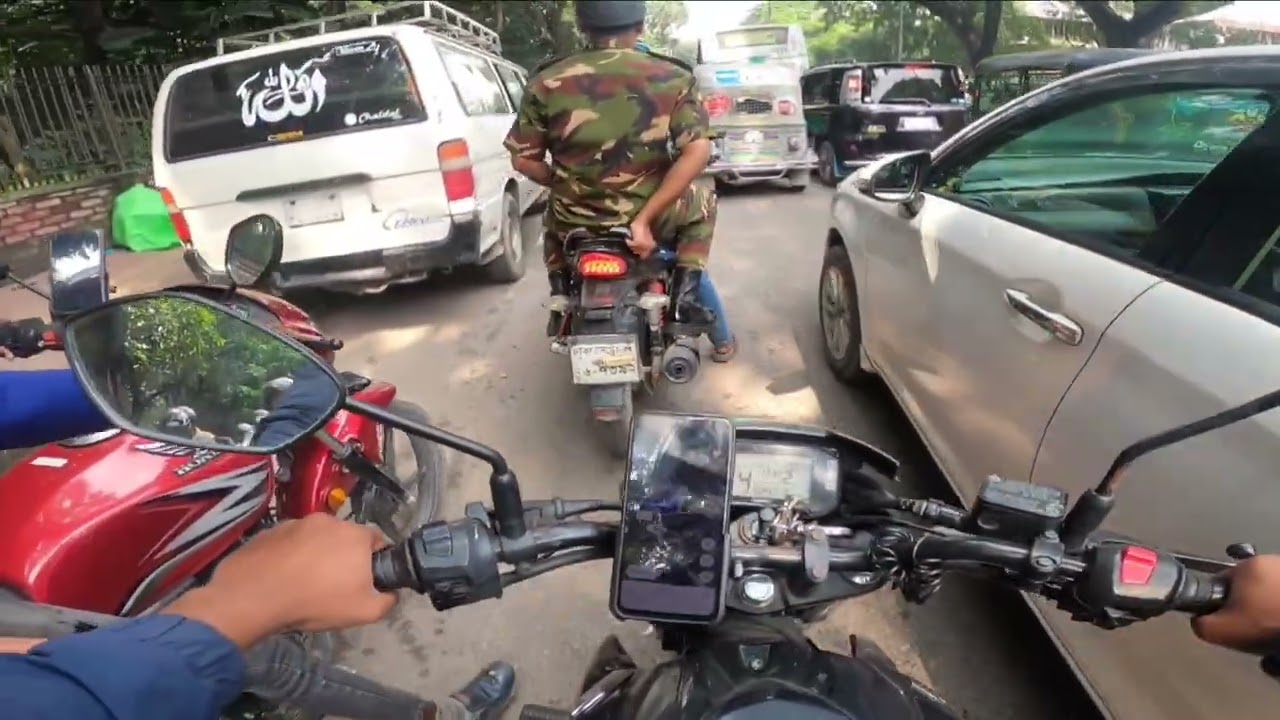 হেলমেট ছাড়া বাইক রাইডিং করলো পুলিশ।  Klanto Traveller