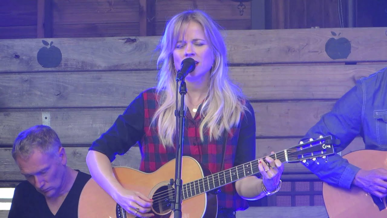 Ilse DeLange - Love goes on