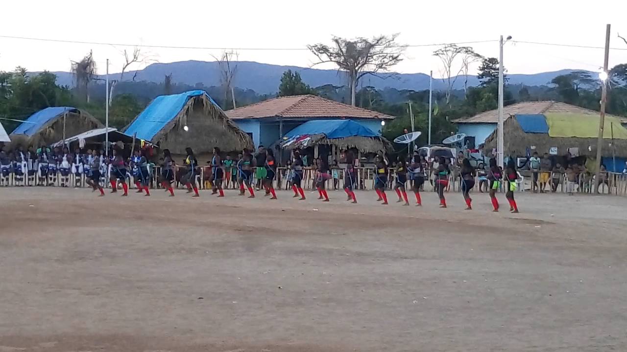 Group Pará da aldeia Gorotire na dança Hina Hina 2016