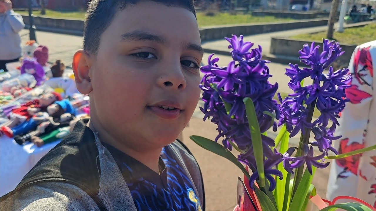 Surpriză de 8 Martie pentru soția mea 🌷 | Eu și băiatul meu cumpărăm o floare pentru mama