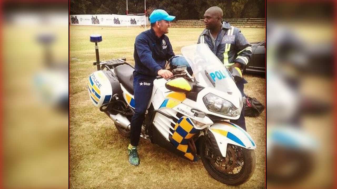 MS Dhoni spotted riding policeman bike in Zimbabwe after match | Oneindia News
