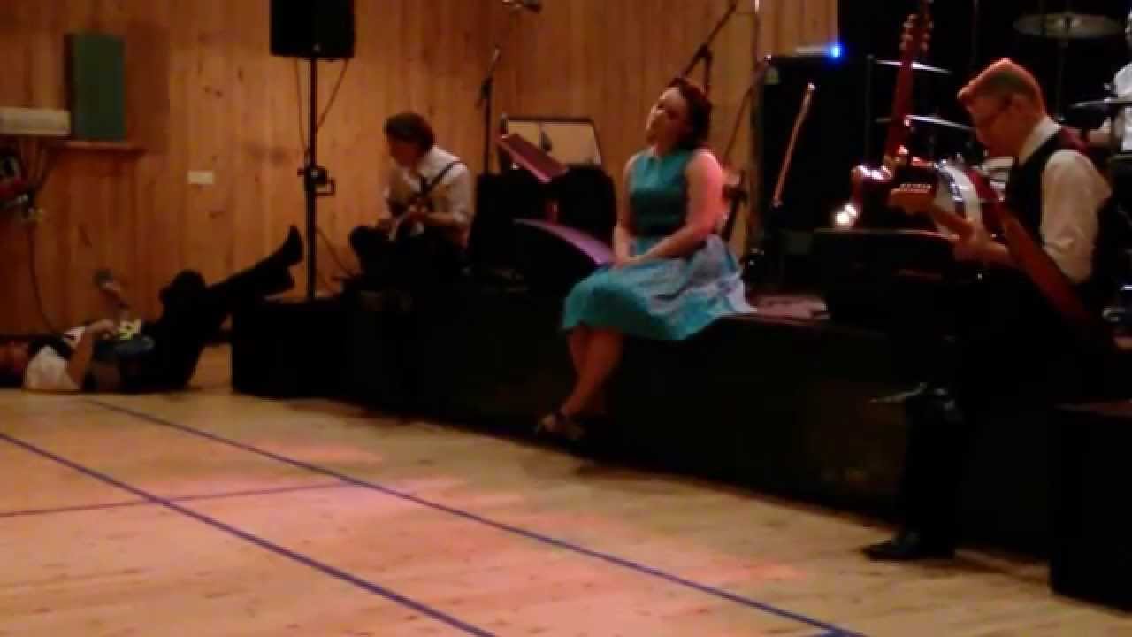 In The Mood solistinaan Suvi Karjula - Vain yksin me kaksi