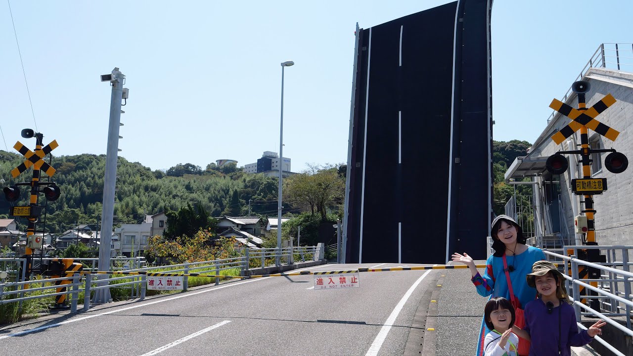 道路がせまってくる手結港可動橋踏切