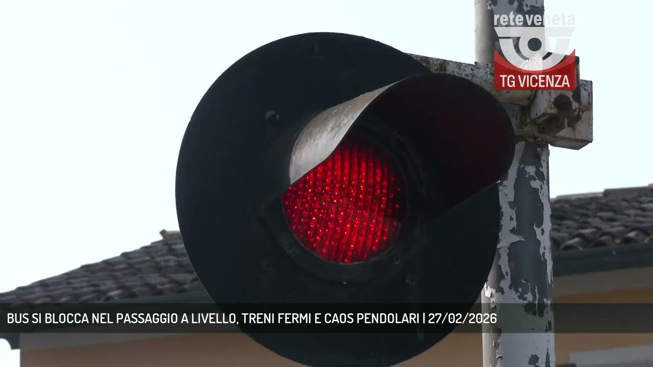 BUS SI BLOCCA NEL PASSAGGIO A LIVELLO, TRENI FERMI E CAOS PENDOLARI | 27/02/2026
