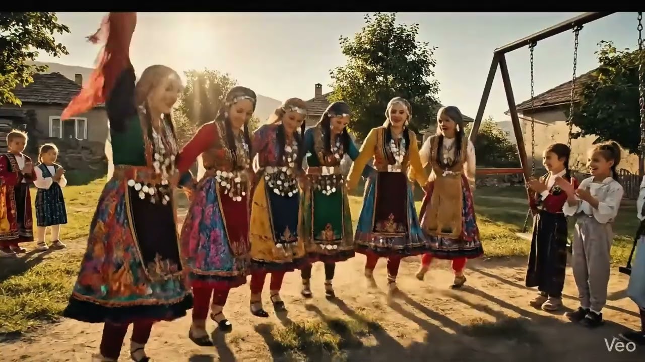 Kadınların muhteşem gösterisi  #halay #kurdish #kurtce #öneçıkar #dugunumuzvar #gelin  #halaybasi