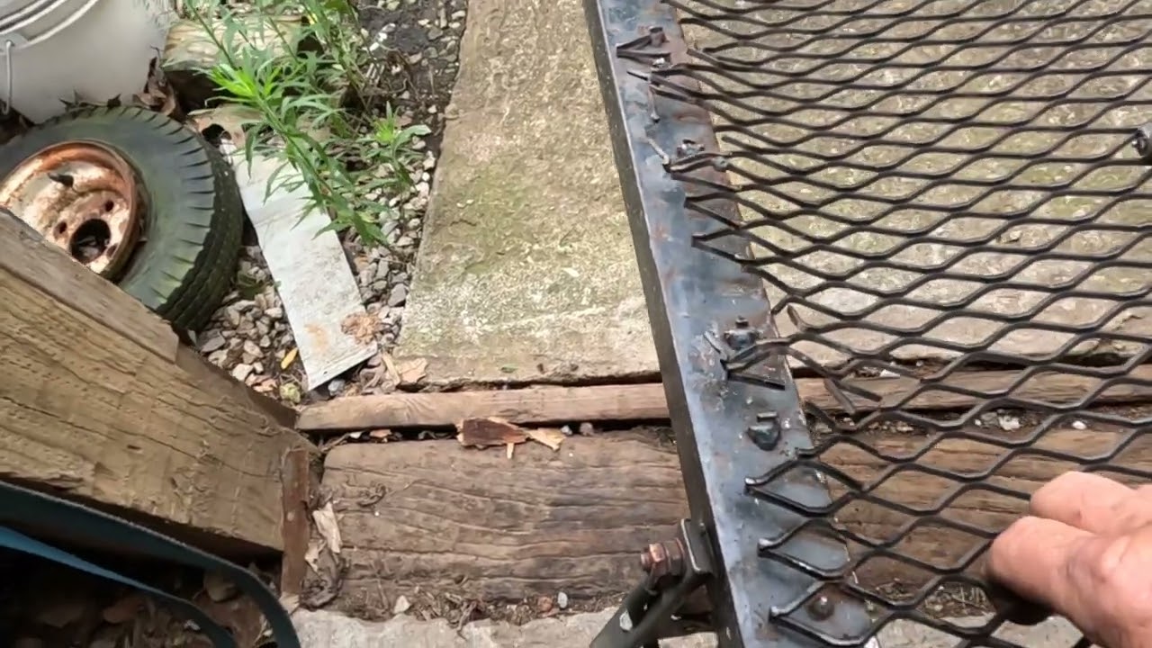Trailer Gate Repair. Welding Mesh on Trailer Gate.