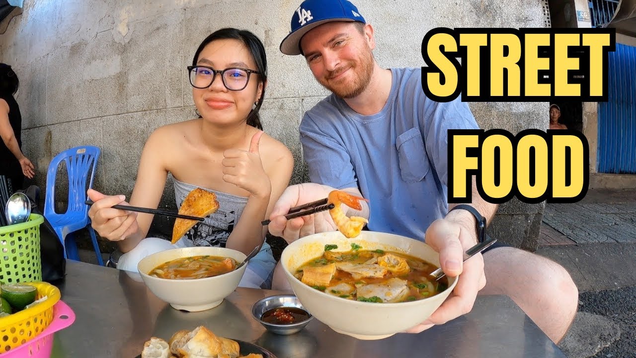 Street Noodle Soup in District 1 Saigon | Bánh Canh Tôm