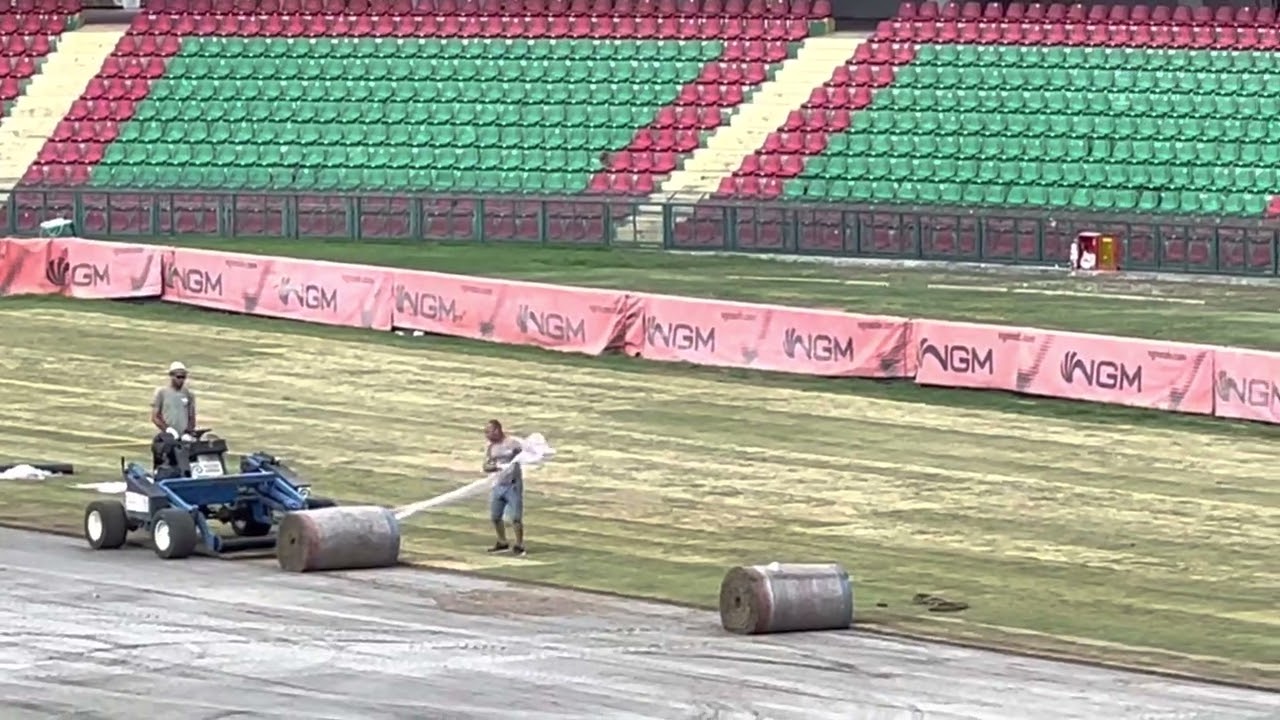 Ternana allo Stadio Libero Liberati viene rizollato il manto erboso