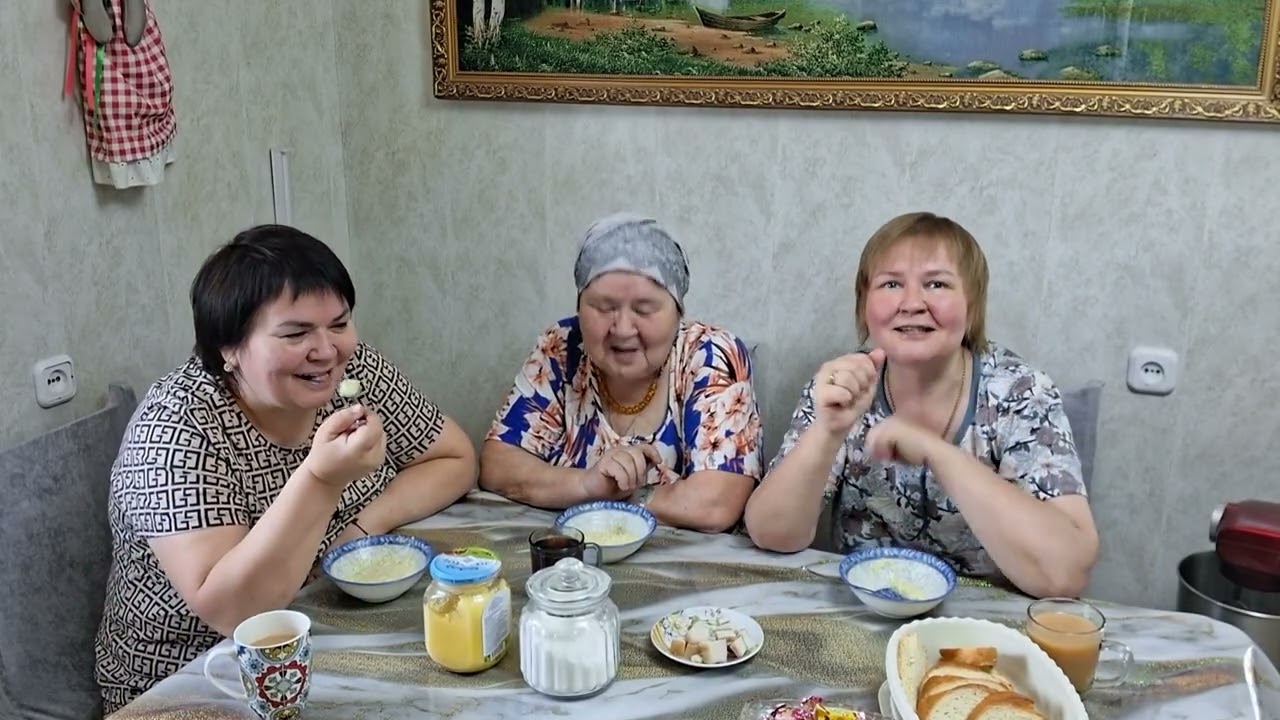 Кушаем кашу. Ездили в парихмахерскую.