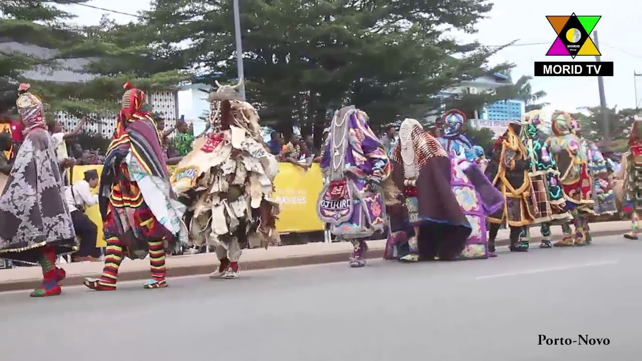 Grande procession des masques sacrés et profanes à la fin du Festival des Masques Porto-Novo
