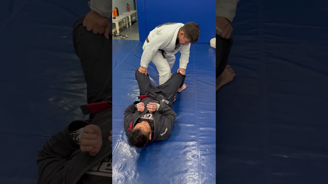 Master Roger&rsquo;s Basic Knee Cut Pass #bjjshorts #RogerMachado #Pasadena #moveoftheday #bjj
