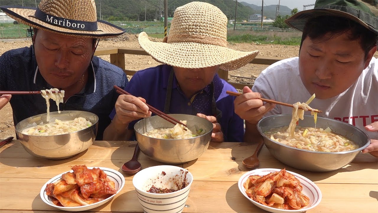 뜨끈한 [[칼제비(chopped noodles soup+hand-pulled dough soup)]] 요리&먹방!! - Mukbang eating show