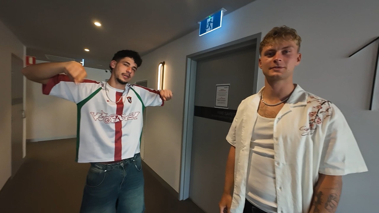 Zwei Akhs unterwegs zum Strand und Club (in Australien)