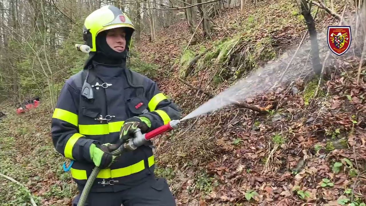 19.4.2023 Ve Spálově hasiči nacvičovali zásah u požáru lesa v nepřístupném terénu | HZS MSK