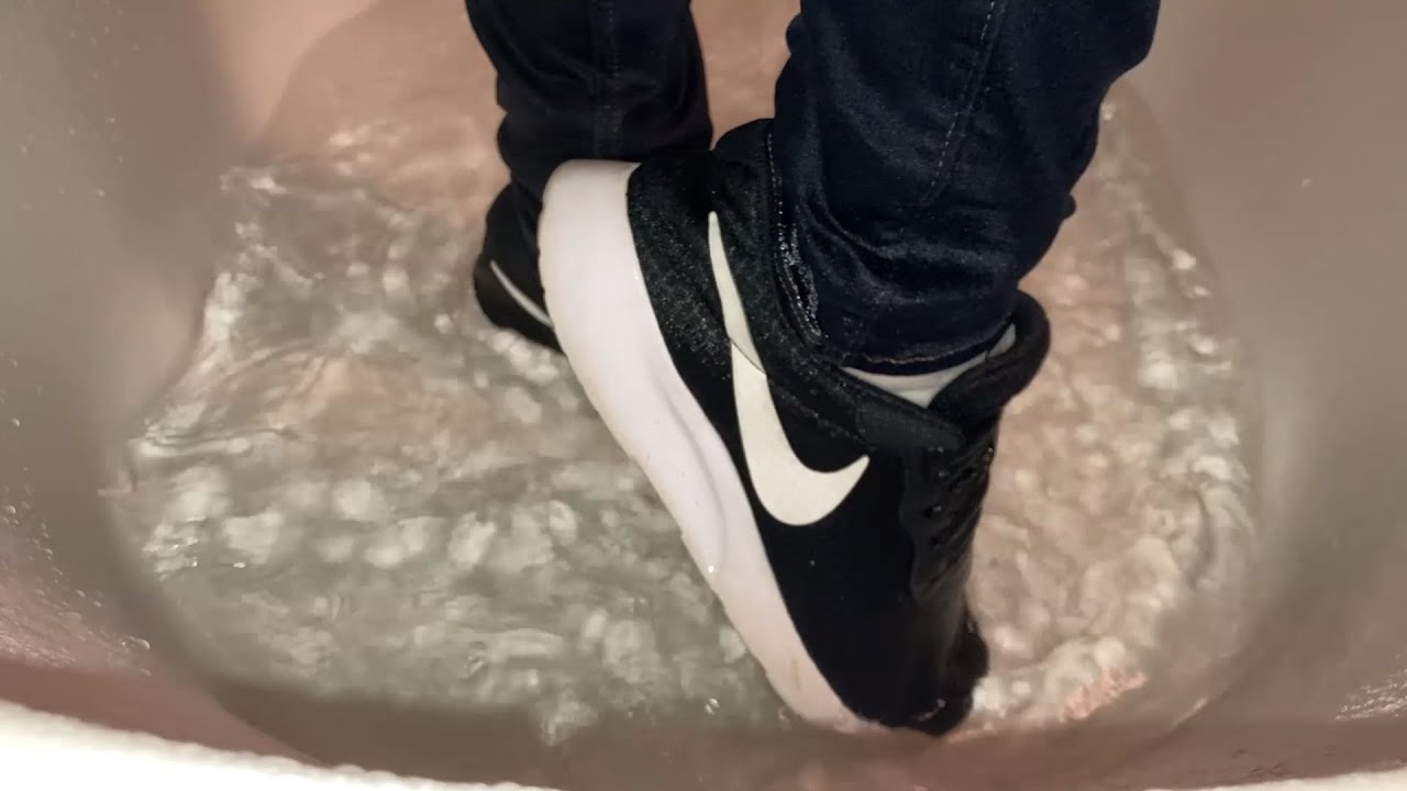 Nike Tanjun Splashing In The Bath! 💦