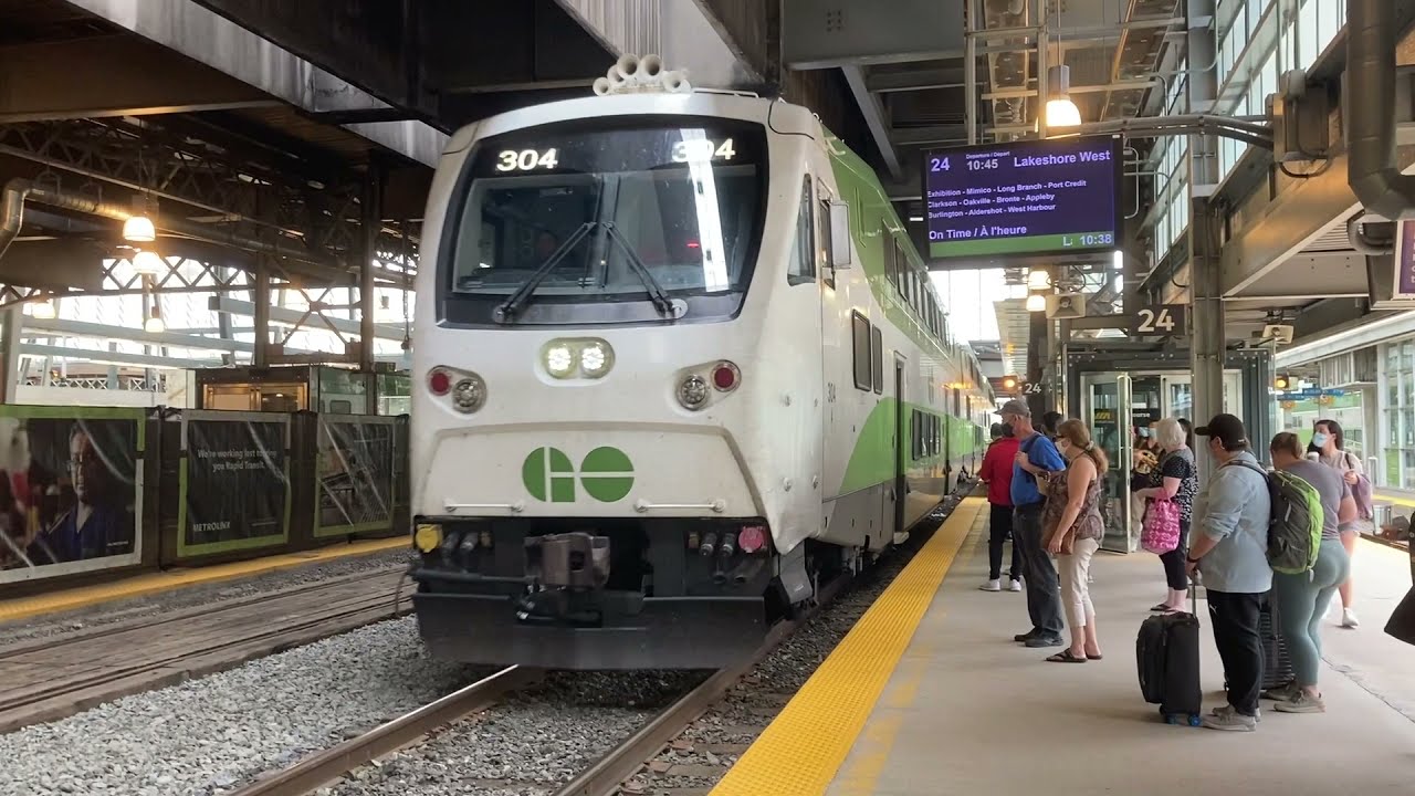 Walking Around Toronto Union Station (and boarding a GO Train)  09/12/2021