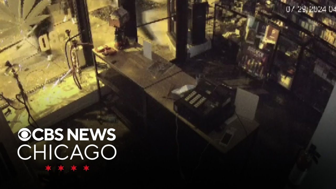 Thieves break into two vape shops on one Chicago block