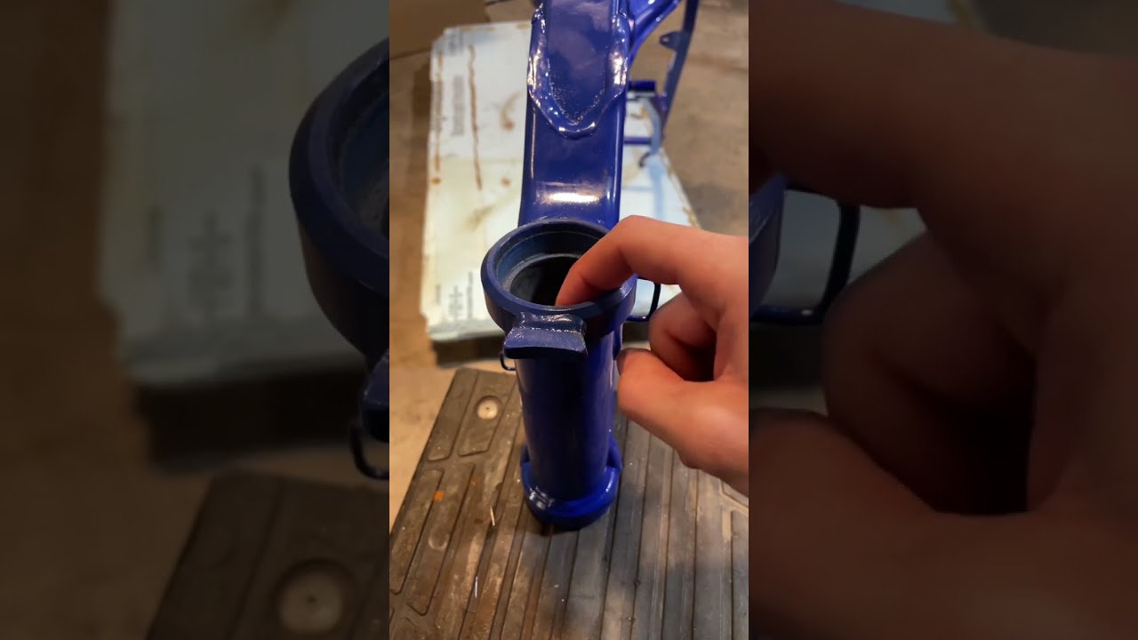 Lets finish installing the races for my new steering stem bearings on the Yz125! 🔥🫡 The steering
