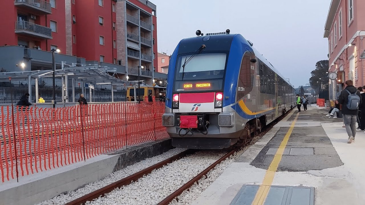 Incrocio alla stazione di Tolentino al tramonto.