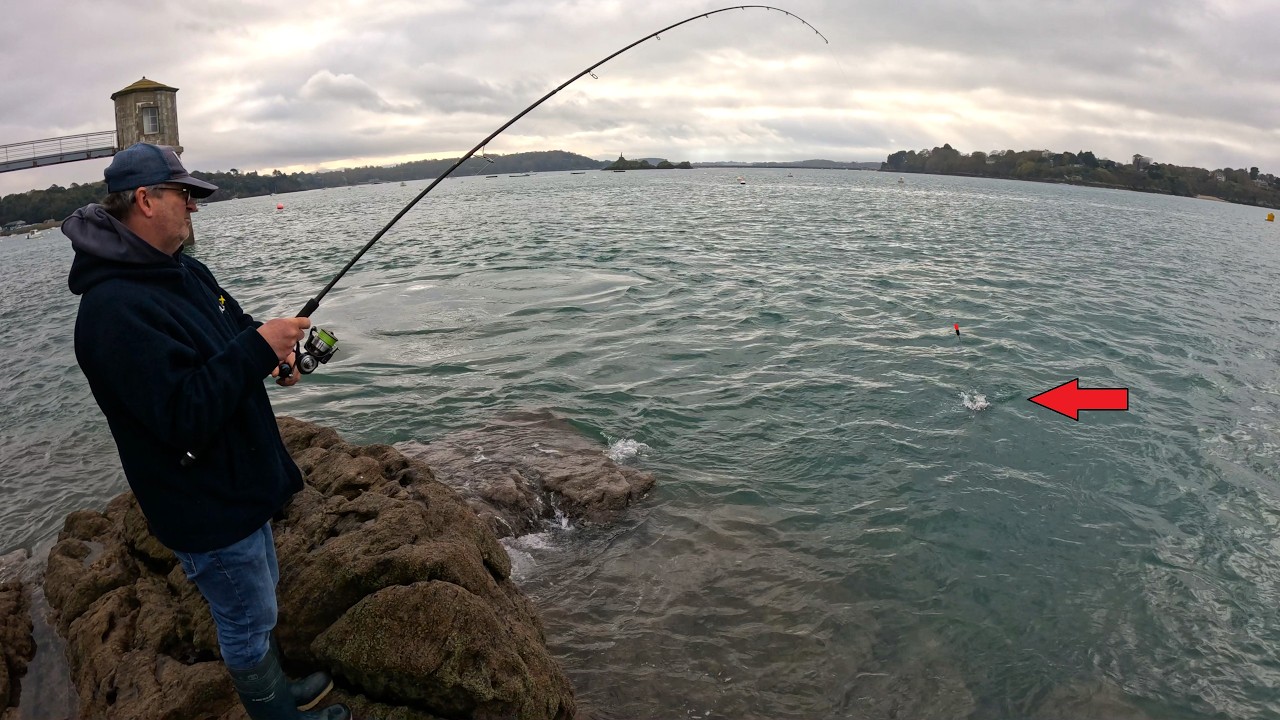 Pêche au flotteur en bord de mer