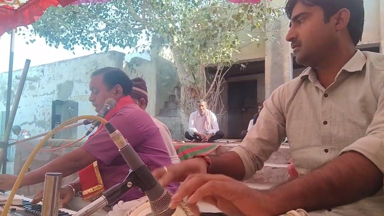 मेरे सिर पर रख बनवारी अपने दोनों