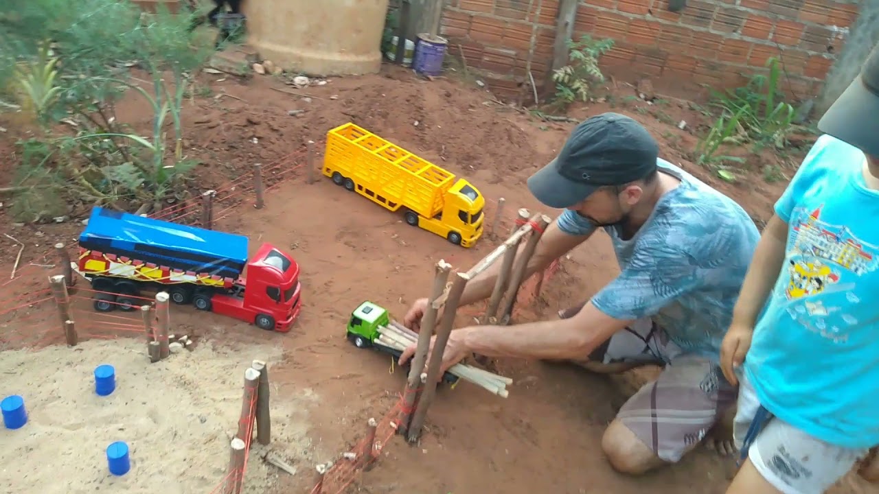 A construção da porteira acabou em lama.