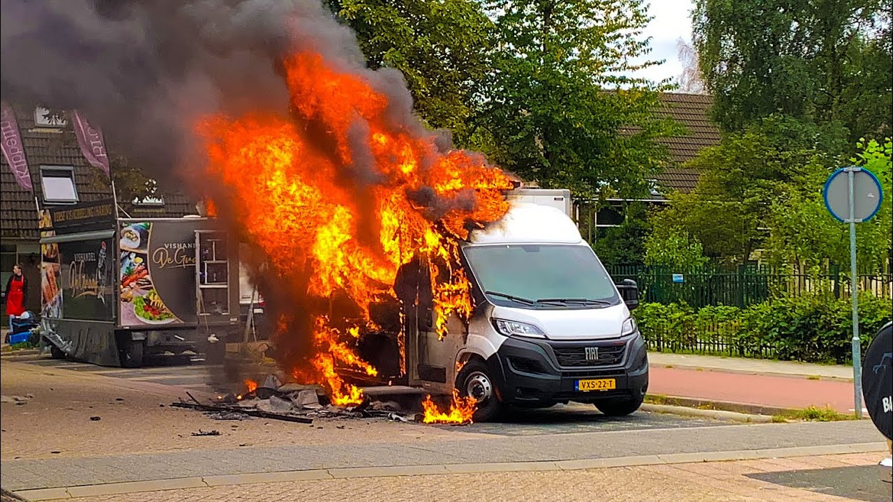 P1 loempia kraam brand volledig af in Harderwijk brandweer komt met spoed aan 06-1131