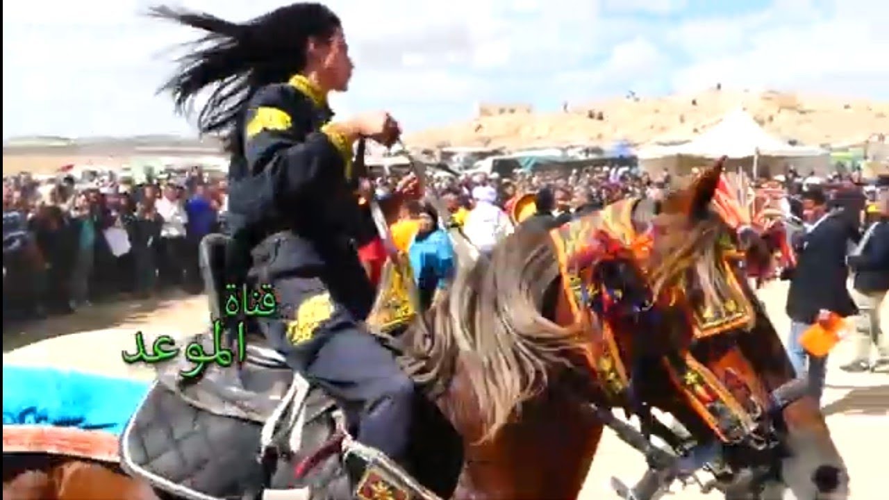 في زردة سيدي رابح هيبة تجلب أنظار الجزائريين و الأجانب  بعروض الفروسية من طالب جامعية إلى فارسة