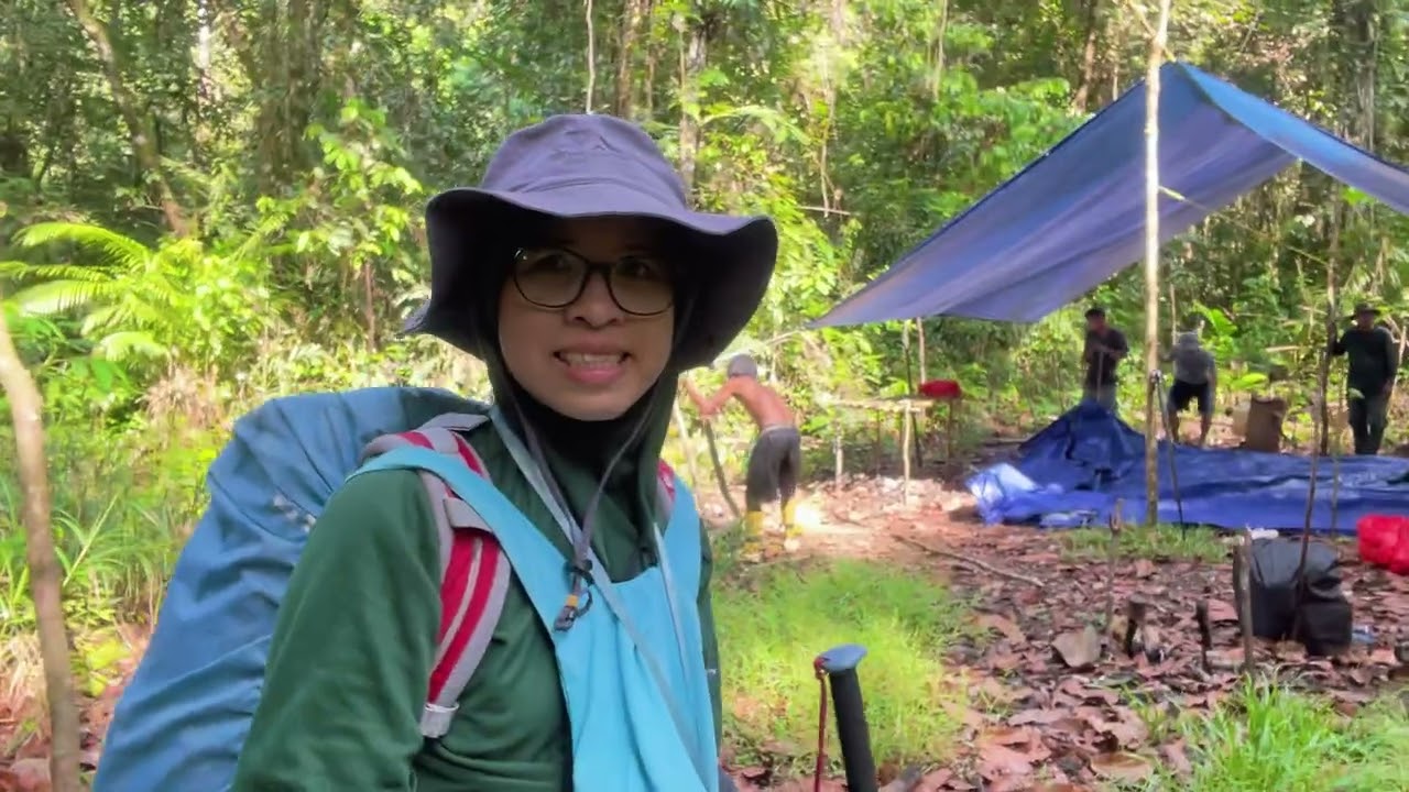 4,5 Jam Perjalanan Ke Campsite, Hujan Turun Pas Tenda Jadi + Nyicip Buah Hutan Rasa Asam!